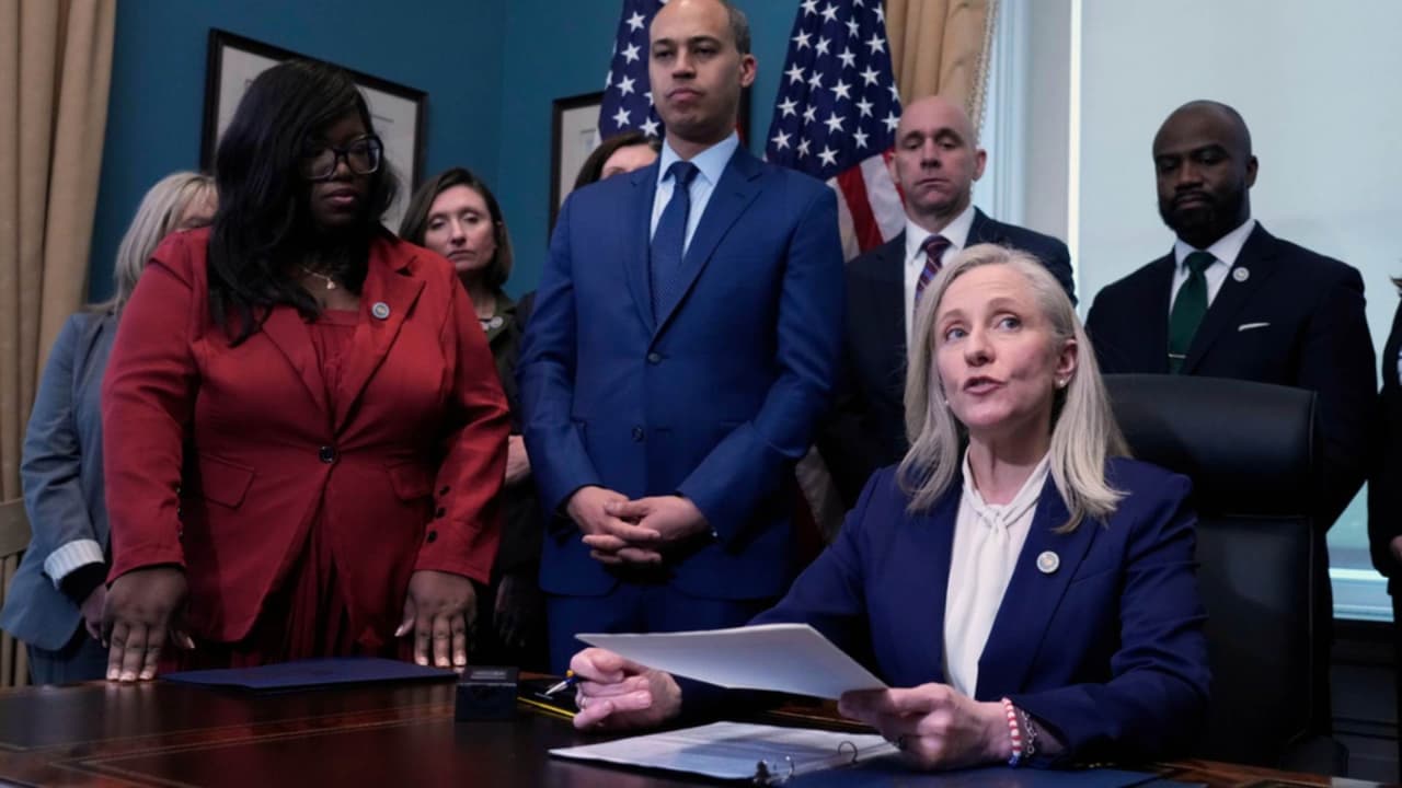 Spanberger comienza mandato firmando 10 órdenes ejecutivas para Virginia