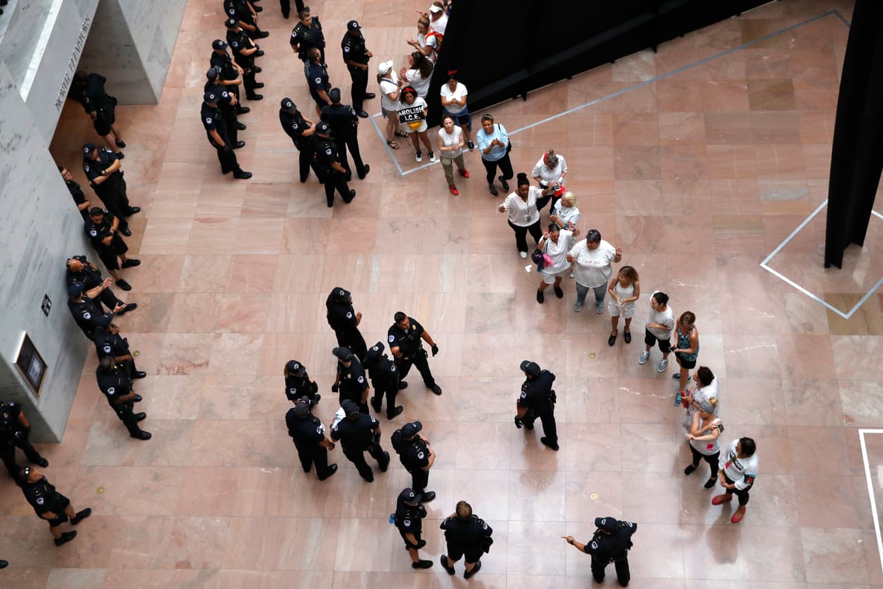 Y esta no fue la única protesta de este jueves: también se realizó una manifestación enlas afueras de una corte federal en el sur de Texas que fue organizada por ACLU. Muchos con pancartas que rezaban: "Primero marchamos, luego votamos".