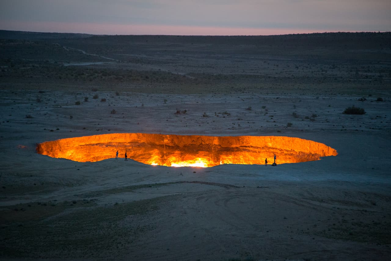El cráter de gas Derweze, un campo de gas natural que colapsó Turkmenistán, en Asia central. También se conoce como ‘las puertas del infierno' y se cree que ha estado ardiendo desde 1971.