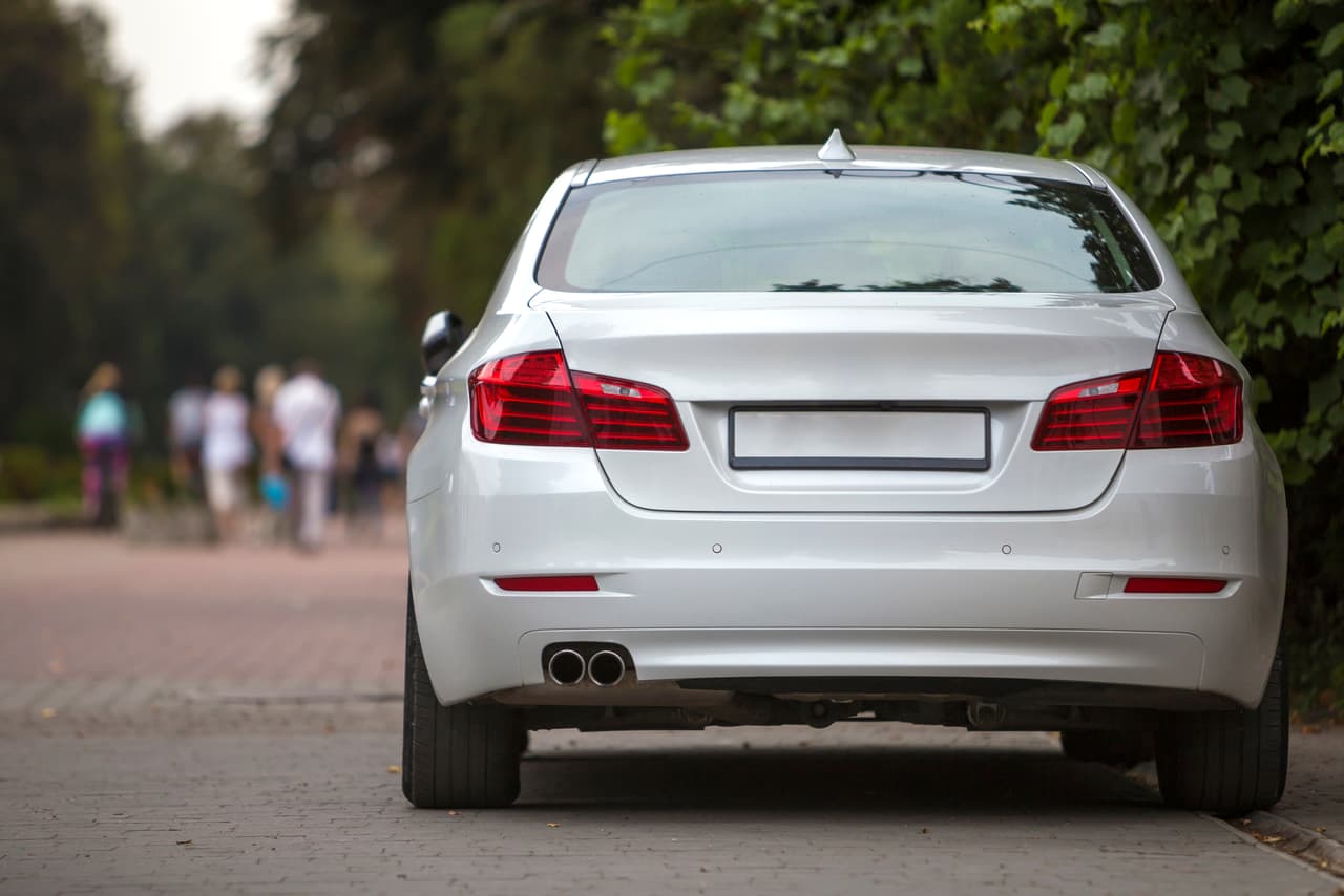 <b>Estaciónate en lugares donde no sea necesario dar marcha atrás. </b>No obstante, de requerirlo, puedes pedir a un adulto que te avise desde afuera de la presencia de niños. La cámara trasera del carro también puede ser de gran apoyo, pero no está de más dar la milla extra, en especial cuando se trata de la seguridad de los pequeños.