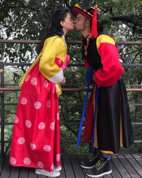 "Día de besos disfrazados 🌈☀️😘💋😊❤️🙌@saidelcaballero", compartió la intérprete de 
<b><a href="http://www.univision.com/series/la-piloto">'La Piloto'</a></b> desde Seúl, Corea del Sur.