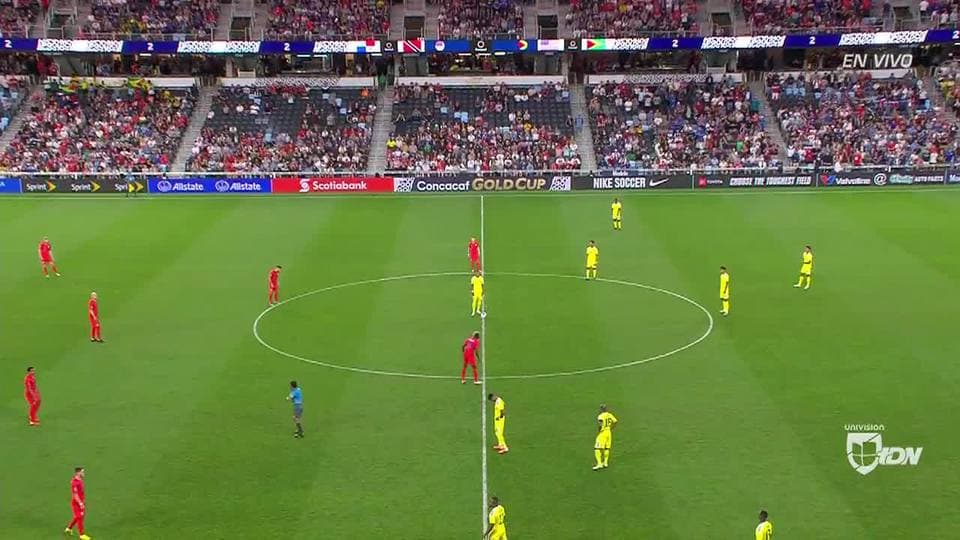 Arranca el partido y la pelota está en juego.