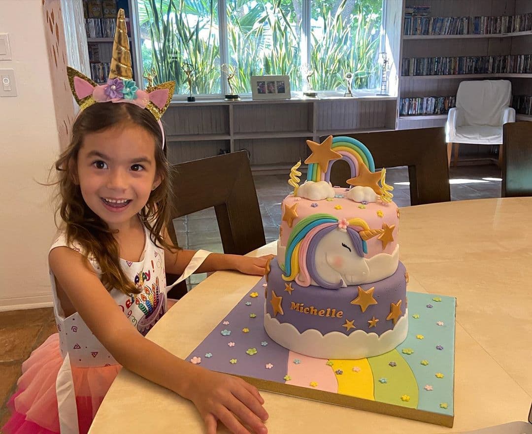 La princesa del conductor mexicano festejó su cumpleaños recientemente y así posó con su bello pastel de unicornio y un look ad hoc.