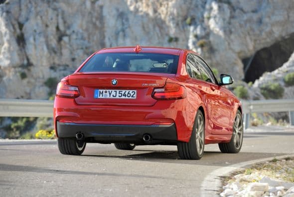 Autos Medianos de lujo/semi-lujo: BMW Serie 2 2015- Fiel al estilo de la marca, cuenta con un sinfín de ítems de seguridad. Entre los más destacados podes nombrar a los múltiples airbags, el sensor de vuelco, el control electrónico de estabilidad, los frenos antibloqueo y las luces de circulación diurna programables.
