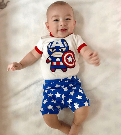 Este pequeñito es el superhéroe de su papá, que comparte estas divertidas fotos en sus redes.