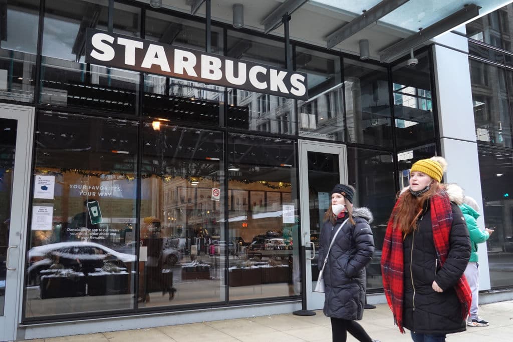 <b>10. Starbucks,</b> en todo el país: en 2021 hubo muchos trabajadores de este gigante del café infectados de covid-19, también hubo despidos de trabajadores en represalias por exigir mejores condiciones de seguridad e intentar sindicalizarse. “Desde el primer día dijimos que se trata de mantener nuestras tiendas seguras para los trabajadores y clientes”, dijo Nikki Taylor, una extrabajadora de una tienda en Memphis que fue despedida después de que ella y sus compañeros de trabajo se organizaron para mejorar las condiciones laborales. Taylor se contagió de covid-19 en el trabajo.