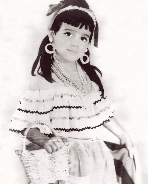 Ella nació el 29 de mayo de 1959 en Costa Rica y desde que era una niña ya pintaba para robar miradas.