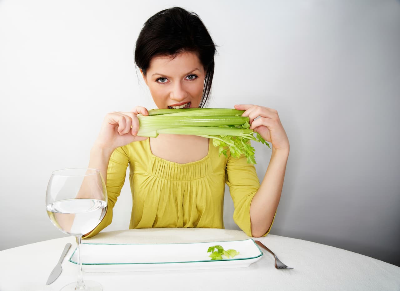 De acuerdo a Investigaciones de la Universidad de Chicago, consumir solo dos tallos al día, reduce el colesterol hasta siete puntos.