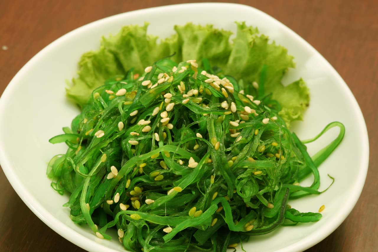 Aun cuando ya son una bomba de nutrientes esenciales, las algas también te proveen de proteínas y vitaminas del grupo B y vitamina K, fundamental para la coagulación de la sangre.