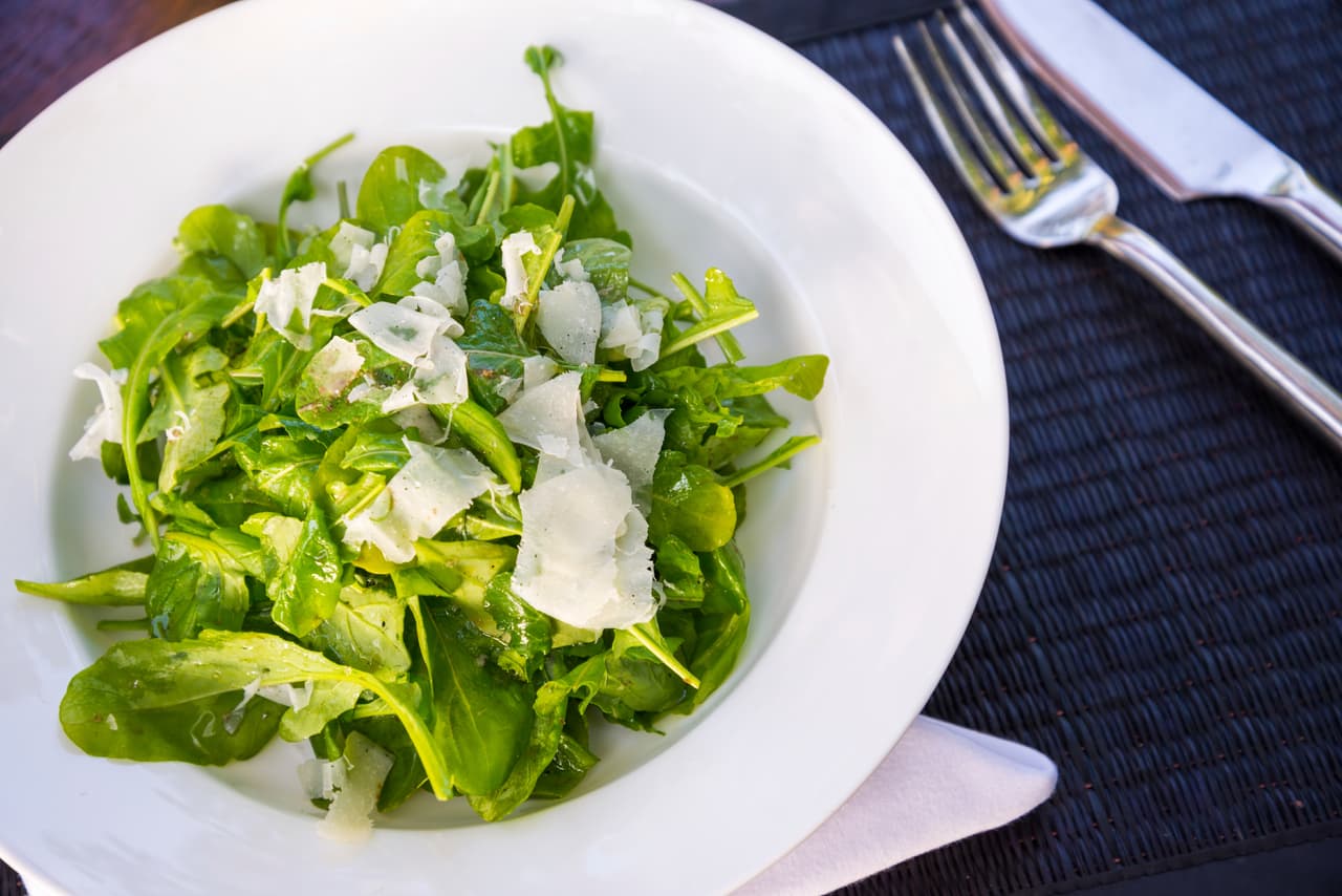 Los berros también te aportan fibra y hierro en cantidades incluso más altas que las espinacas, es por este motivo que la ensalada de ambos ingredientes resulta toda una bomba de nutrientes.