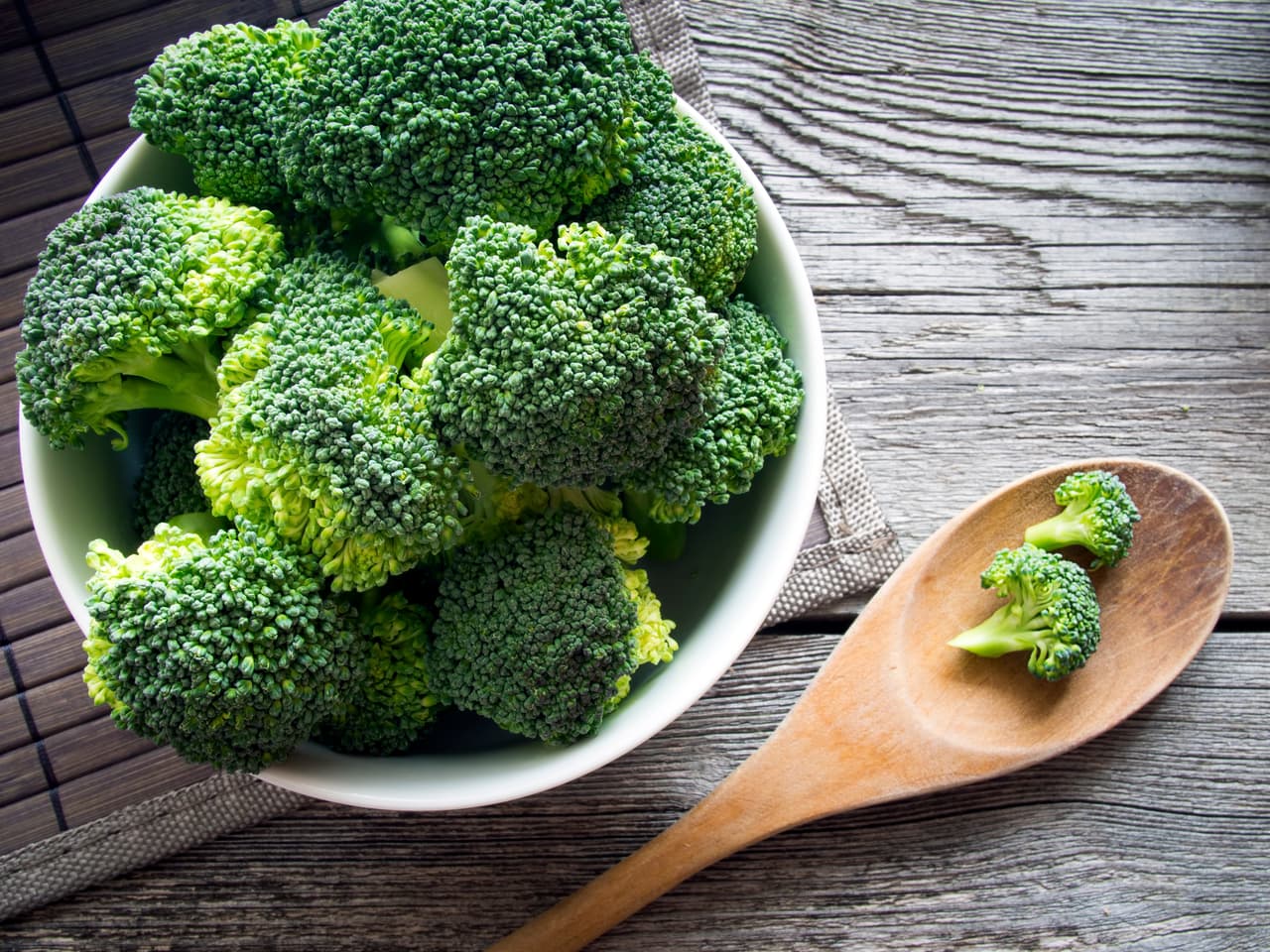 De acuerdo a muchos expertos el brócoli aumenta las enzimas que ayudan al cuerpo a matar las células anormales, entre ellas las que contienen sustancias cancerígenas. Para aprovechar todos sus nutrientes al máximo, los especialistas recomiendan comerlo crudo.