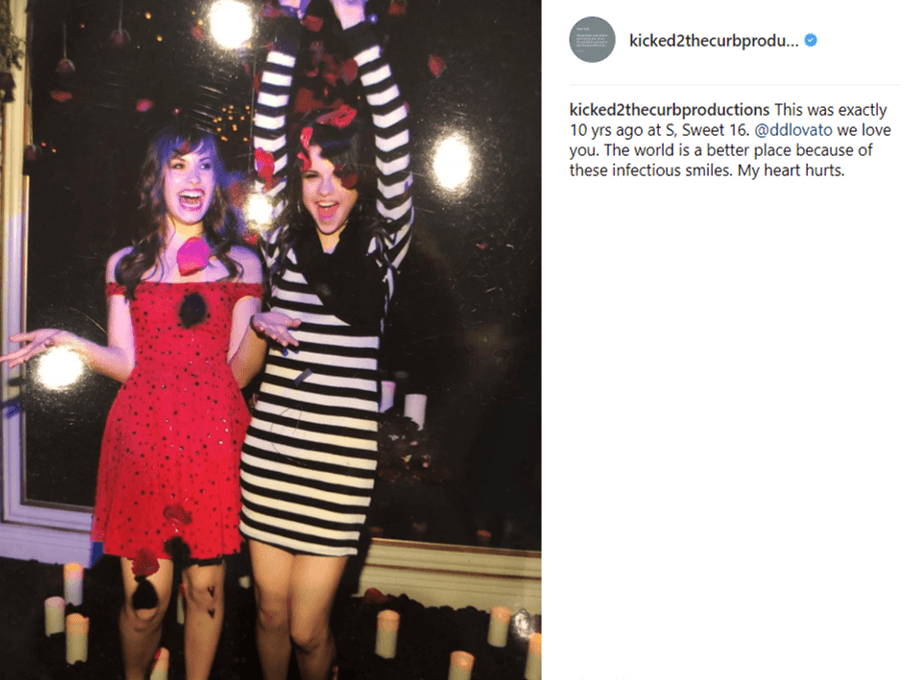 Quien sí reaccionó públicamente fue su madre, 
<b>Mandy Teefey</b>, compartiendo esta foto en 
<a href="https://www.instagram.com/kicked2thecurbproductions/">su cuenta</a> en 
<b>Instagram</b> con el mensaje "esto fue exactamente hace diez años, en los 'Sweet 16' de S (Selena). Demi Lovato te queremos. El mundo es lugar mejor gracias a estas sonrisas contagiosas. Mi corazón está roto".