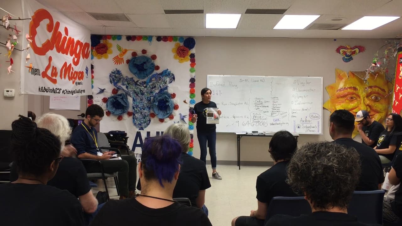 Las comunidades inmigrantes de Georgia vivieron entre los rumores y el miedo el inicio de lo que según el gobierno federal serán varios días de operativos para poner bajo custodia y deportar a indocumentados. En horas de la tarde de este domingo, tanto grupos activistas como Inmigración no habían confirmado detenciones en la región. Al norte de Atlanta, más de 70 personas se reunieron desde muy temprano en la sede de la organización Alianza Latina de Georgia por los Derechos Humanos (GLAHR), desde donde se formaron una decena de grupos que salieron a verificar si agentes del Servicio de Inmigración y Control de Aduanas de los Estados Unidos (ICE) estaban en los vecindarios arrestando a personas.