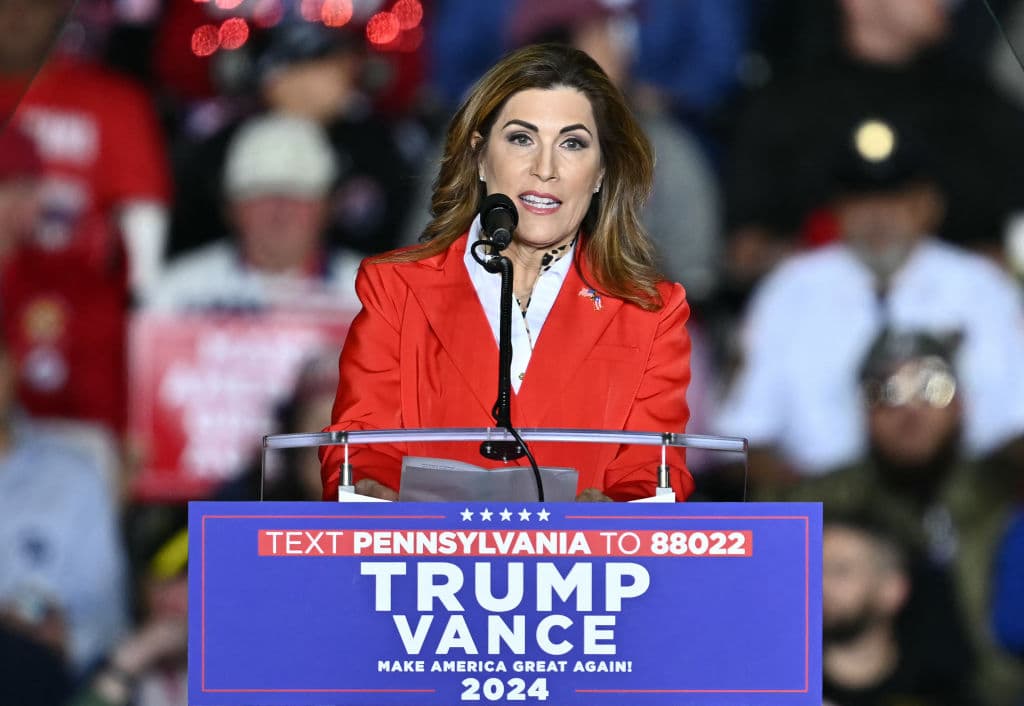 "Es fácil distraerse con propaganda, manipulación emocional y la distorsión de la verdad y los hechos. Los urgo a estar alertas y estar enfocados en lo que es verdaderamente importante cuando vayan a votar", recalcó Buxó, de 61 años.