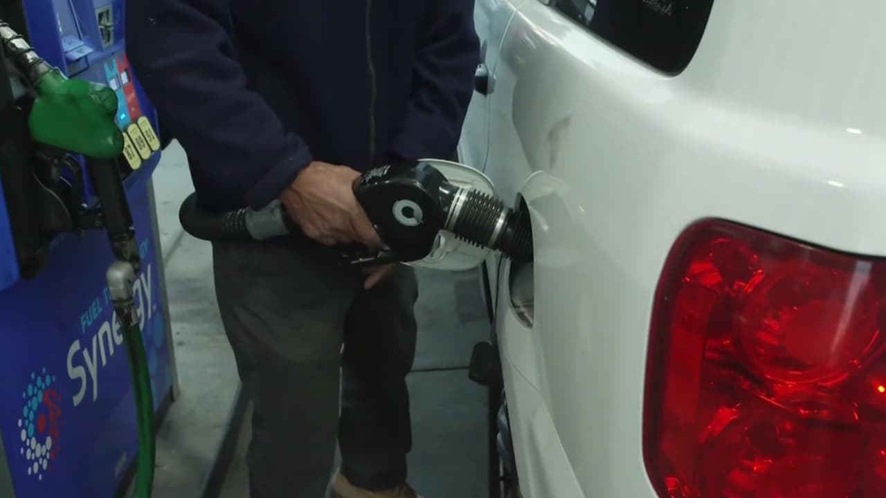 “Nos estamos ahorrando algo”: Conductores sobre reducción del costo de gasolina tras suspensión de impuesto estatal