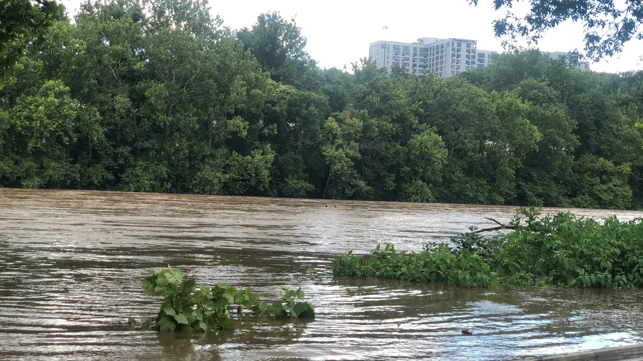La etapa de inundación es de alrededor de 11 pies. Los equipos de emergencia ya han estado alrededor del río para rescatar personas. En la parte norte de ciudad, las aguas en Schuylkill podrían elevarse hasta 19 pies.