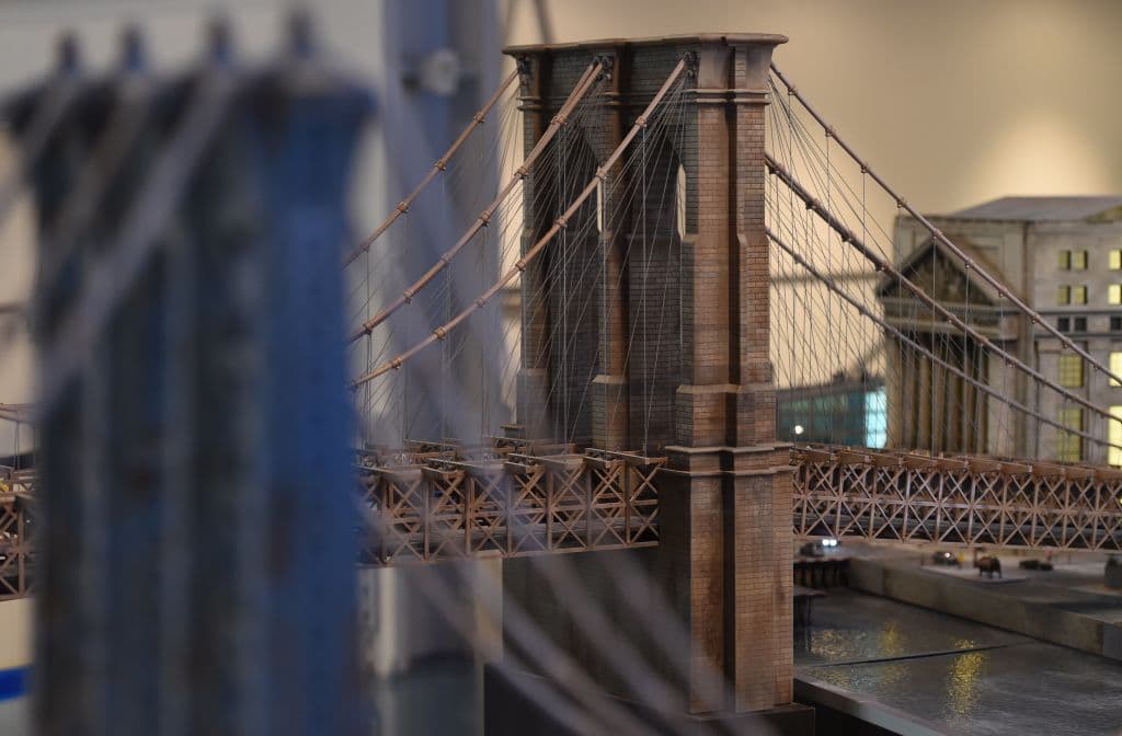 El Brooklyn Bridge es una de las imágenes de Nueva York que forman parte de la muestra que presenta recreaciones de ciudades como Beijing, París, Londres y Moscú.