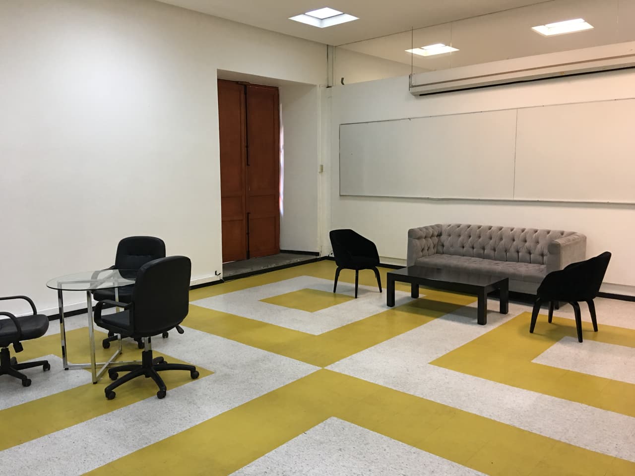 Este será el camerino que utilizarán el candidato Andrés Manuel López Obrador y su equipo.