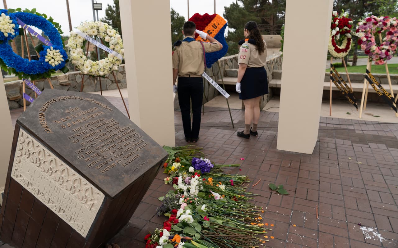 Los Boy Scouts estadounidenses saludan mientras asisten a la ceremonia religiosa en memoria de las víctimas del genocidio armenio en el Monumento al genocidio armenio de Montebello, California.