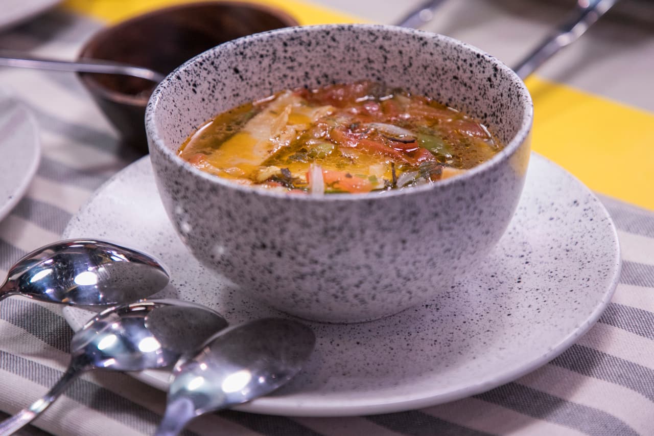 Lo primero que le ofrecieron a los jueces fue su sopa de lima.