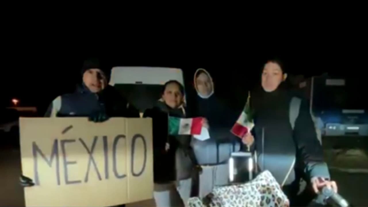 Video: Luego de que comenzara el ataque de Rusia al territorio ucraniano, decenas de mexicanos que viven en Ucrania han intentado escapar hacia Rumanía. La semana pasada se había realizado el traslado de una treintena de ellos hacia esa frontera, mientras que otros salieron por sus propios medios. El presidente Andrés Manuel López Obrador ordenó el envío de un vuelo especial de la Fuerza Área a Rumanía para llevar hasta México a aquellos connacionales que así lo deseen. 
<b><a href="https://www.univision.com/noticias" target="_blank">Más noticias aquí</a></b>.