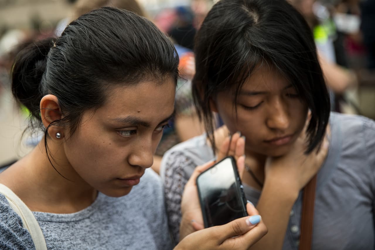 La nueva forma para comunicarse de ICE que atemoriza a los indocumentados: un mensaje de texto a sus celulares