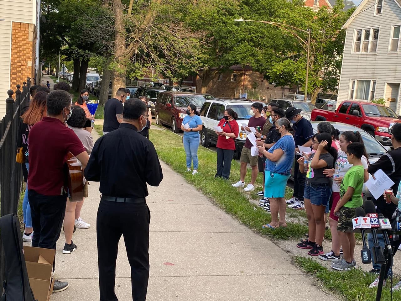 La víctima estaba caminando por la acera por el vecindario, cuando
<b><a href="https://www.univision.com/local/chicago-wgbo/un-conductor-de-uber-recibe-un-disparo-en-la-cabeza-en-medio-de-un-robo-vehicular-en-cicero-video">tres sujetos se le acercaron y uno de los individuos le disparó múltiples veces</a></b>, según el reporte de la
<b><a href="https://www.univision.com/local/chicago-wgbo/una-madre-y-su-nino-de-1-ano-son-baleados-dentro-de-su-casa-en-el-vecindario-de-austin-video">Policía</a></b>.