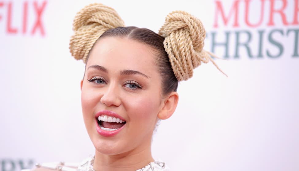 Al estilo princesa Leia: Inspírate en la princesa de "La Guerra de las Galaxias". Debes de dividir el pelo con una raya en medio y hacer dos coletas. Haz trenzas delgaditas de cada lado. Toma la parte de uno de los lados y comienza a enrollarlo, formando una especie de nudo. Ubícalo por arriba de la oreja y sujeta con una liga. Haz lo mismo con el otro lado.