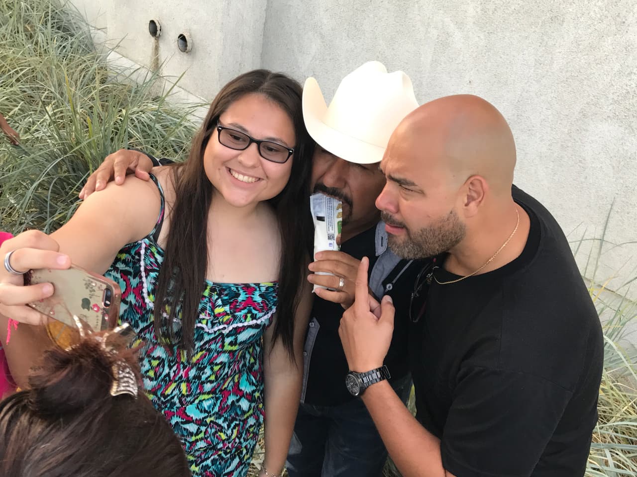 El Bueno, La Mala y El Feo llenaron las calles de seguidores de Christian Nodal para su primer encuentro con sus fans en la ciudad de Los Ángeles.