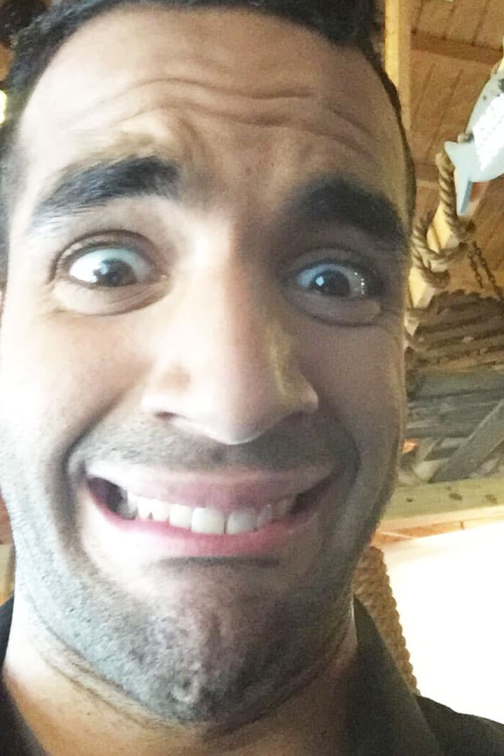 Durante la sesión de fotos promocionales, el concursante se tomó una 'selfie' con el teléfono del equipo de redes sociales y no perdió la oportunidad de dejar un recuerdo poco usual.