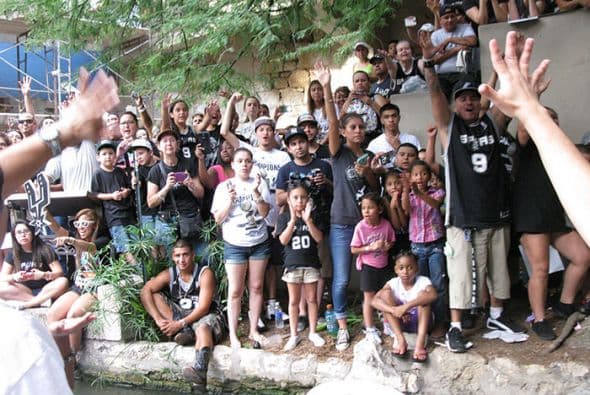 Photos: Spurs Championship Parade 2014 Barges