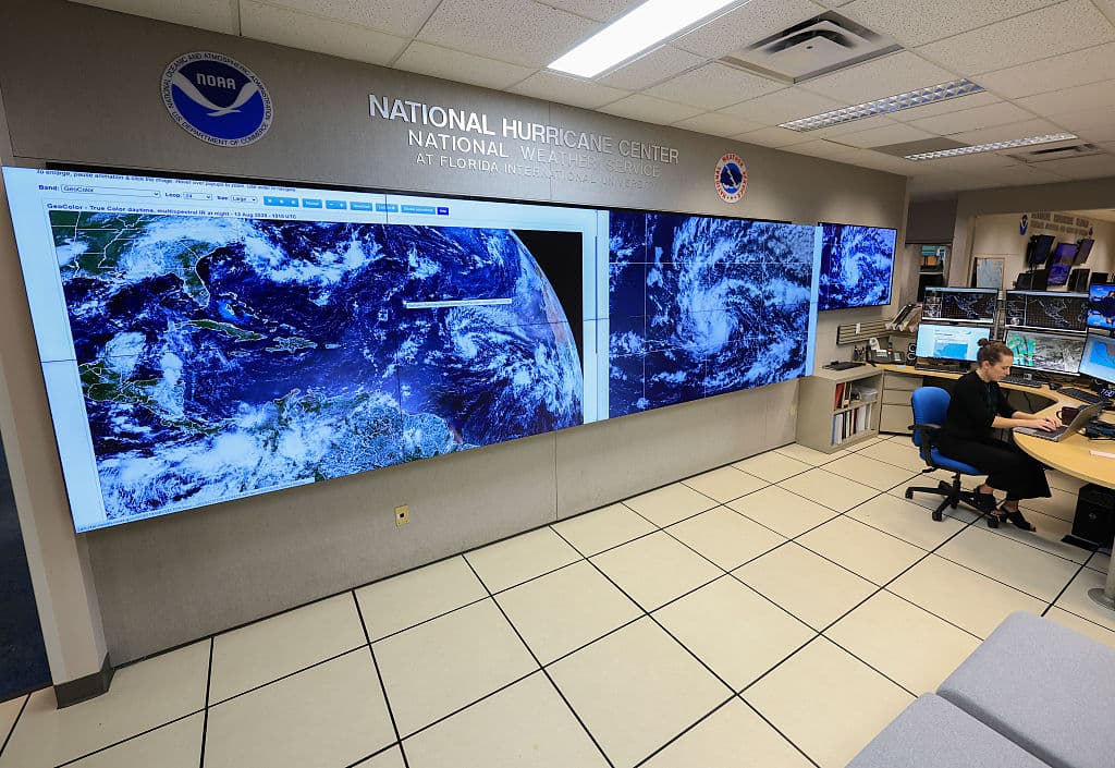 Lisa Bucci es investigadora asociada sénior en la División de Investigación de Huracanes y trabaja para el Instituto Cooperativo de Estudios Marinos y Atmosféricos (CIMAS). Obtuvo su licenciatura en Ingeniería de Sistemas Terrestres en la University of Michigan en 2007. En 2010, obtuvo su maestría en Ciencias en meteorología en la Florida State University.