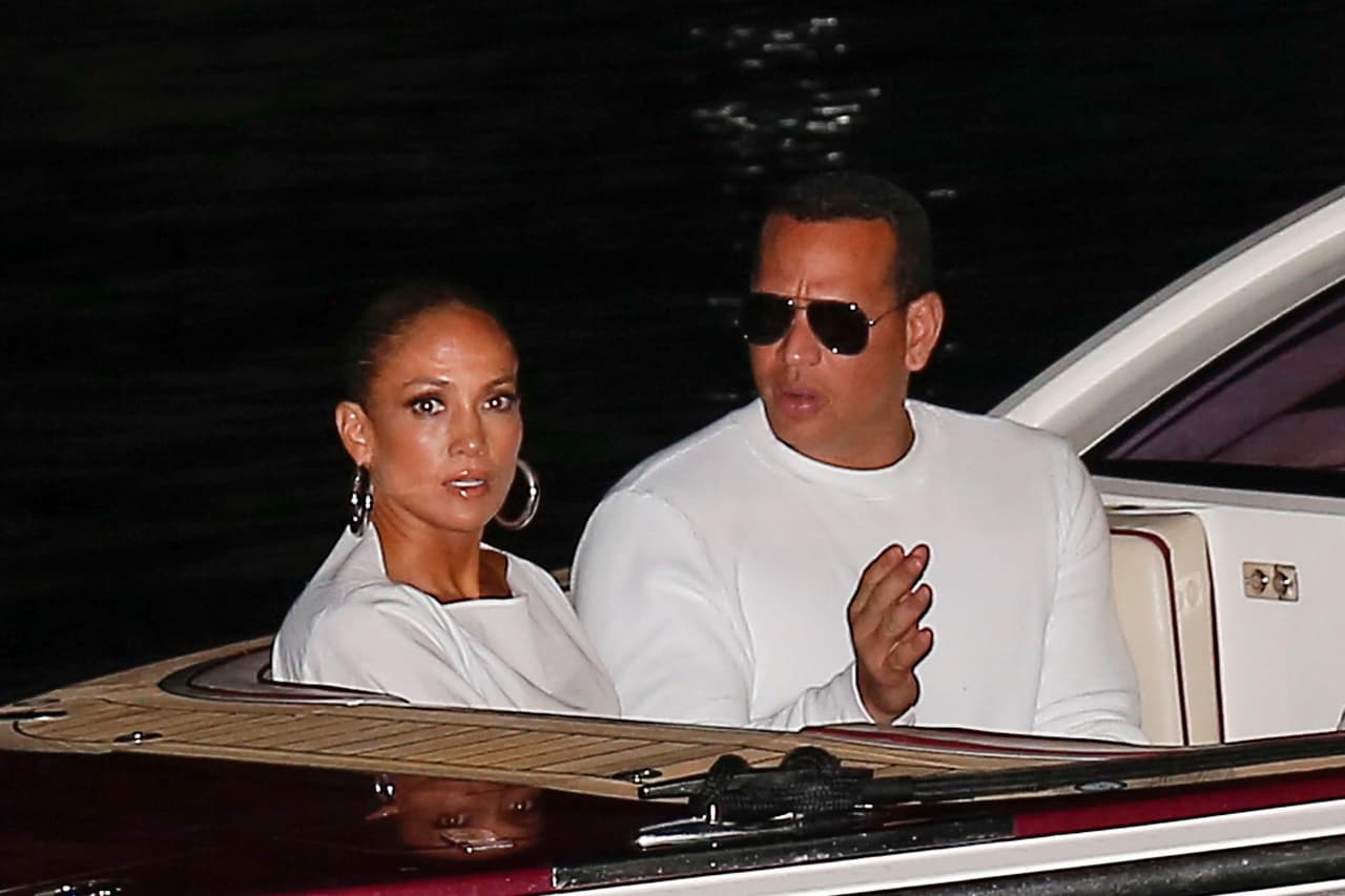 La también actriz comentó que ni siquiera tienen la fecha exacta de la futura ceremonia: "
<b><a href="https://www.univision.com/famosos/jennifer-lopez-responde-si-ya-tiene-fecha-para-su-boda-con-a-rod-fotos" target="_blank">No lo podemos definir aún</a></b>", dijo.