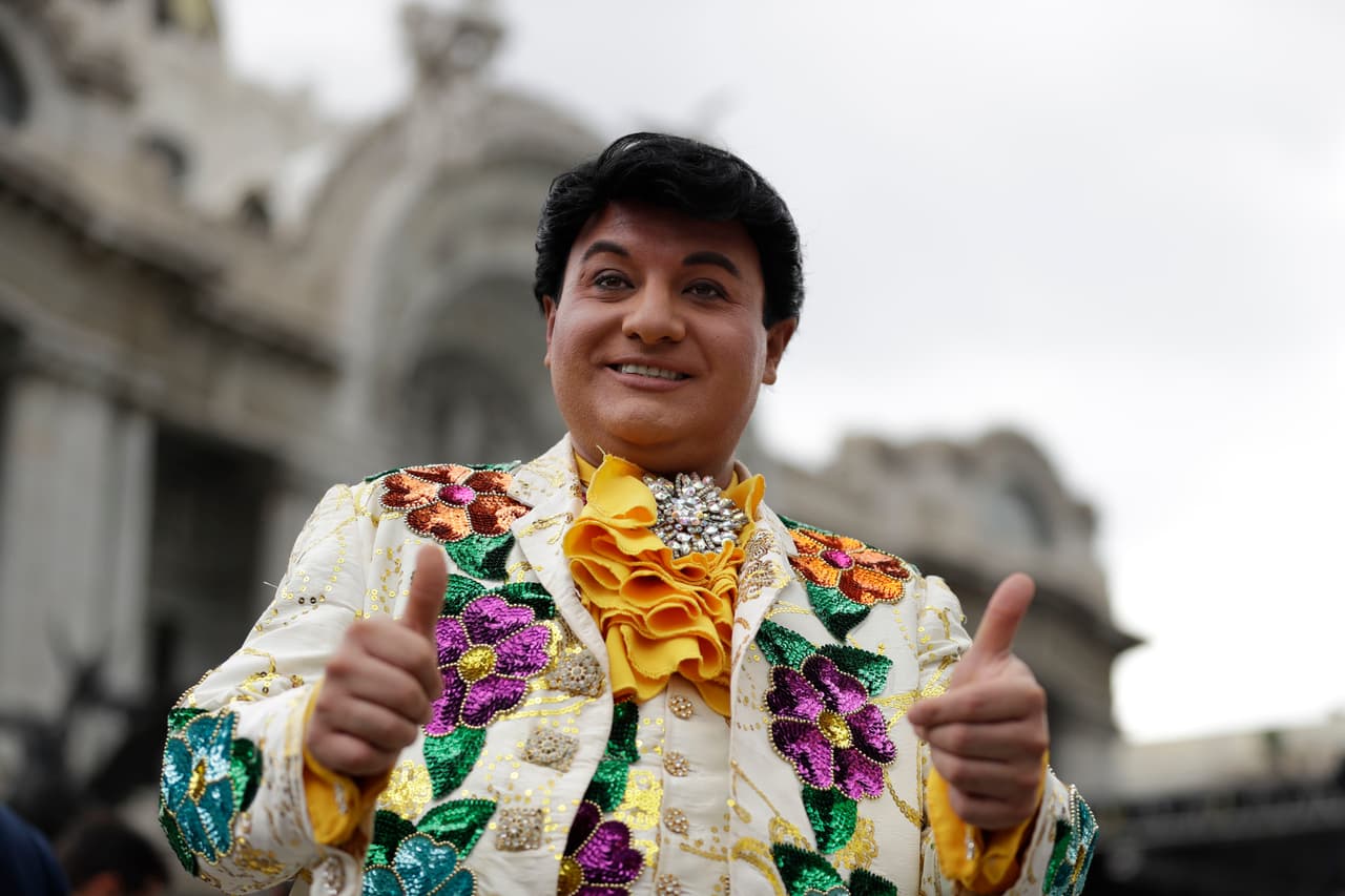 Rey Rojas, con 22 años imitando a Juan Gabriel, espera por su ídolo.