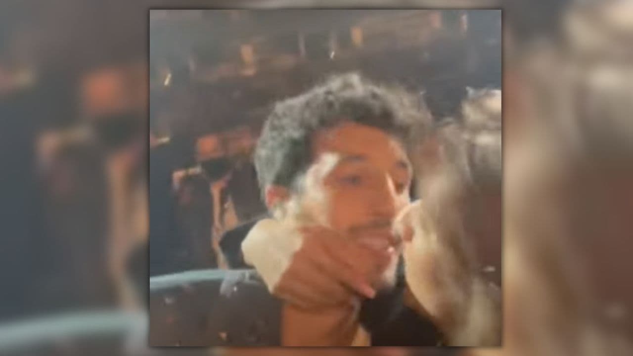 <h3 class="cms-H3-H3">Sebastián Yatra </h3>
<br> 
<br>Una fan enamorada le robó un beso al cantante de ‘Tacones Rojos’. El cuestionado hecho ocurrió cuando 
<a href="https://www.univision.com/musica/bad-bunny-luis-fonsi-maluma-sebastian-yatra-asistieron-al-gran-premio-de-miami-de-la-formula-1-fotos" target="_blank">Sebastián Yatra</a>, se presentaba en Estados Unidos. La fanática empezó a grabar con su celular el encuentro con Sebastián, ella se acercó a él y lo sorprendió con un beso en la boca, lo que algunos seguidores aplaudieron es que, aunque la mujer se ve mayor, tuvo la valentía de robarle un beso: “Ni Amparo Grisales se atrevió a tanto”. 
<a href="https://www.univision.com/musica/lo-mejor-de-sebastian-yatra-carlos-vives-victor-manuelle-y-mas-en-el-concierto-uforia-amor-a-la-musica-fotos" target="_blank">El artista colombiano</a> se mostró impactado, pero continuó su show musical.