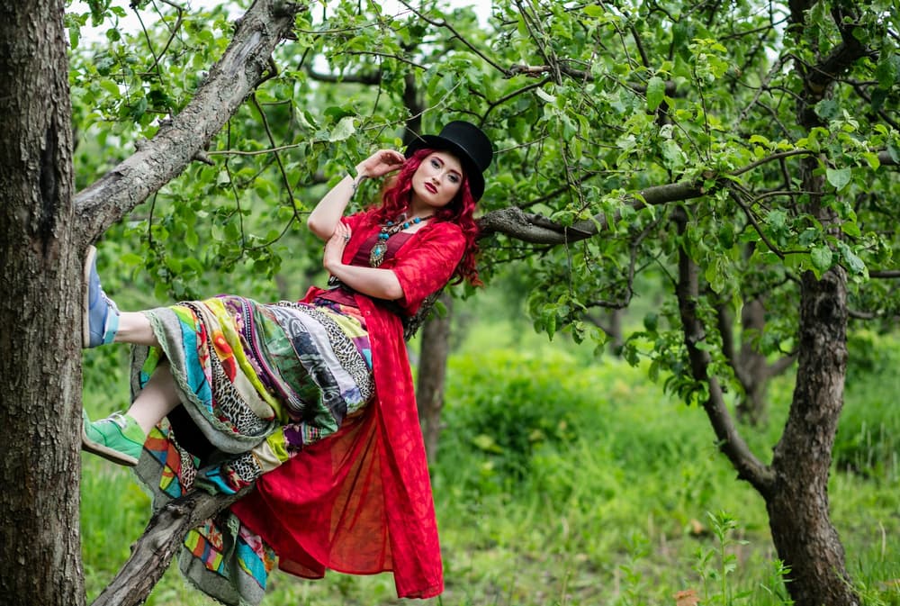 <b>Acuario</b>
<br>Eres la amiga ideal, siempre te diferencias de los demás por tus ideas inesperadas, propuestas originales y vestimentas excéntricas, además, manejas la tecnología como nadie. Vives haciendo amigos por internet y conociendo gente.
<br>