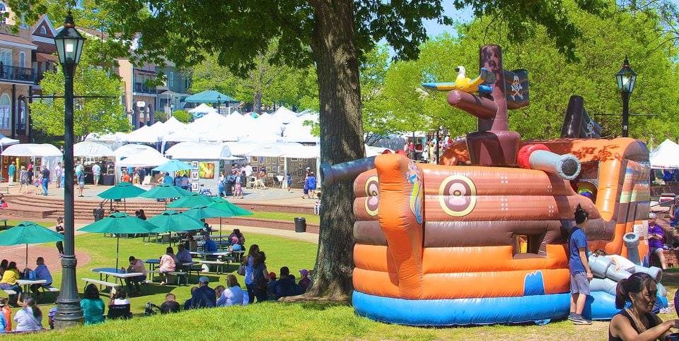 <b><a href="http://duluthartsfestival.com/">Duluth Spring Arts Festival (30 de abril y 1 de mayo)</a></b>: El evento de dos días presenta a 86 artistas, así como exhibiciones, comida y música.