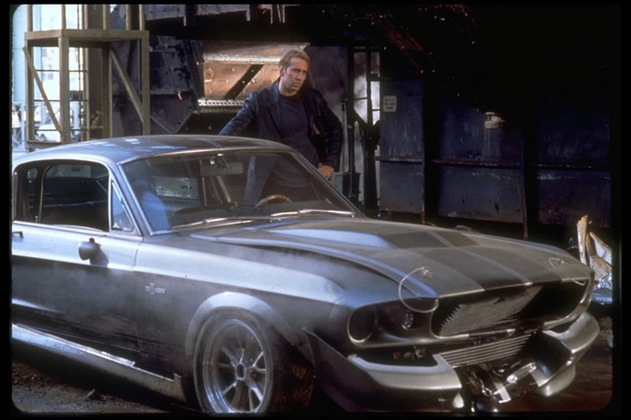<b>Gone in Sixty Seconds (2001):</b> Esta película es uno de esos extraños casos en que el remake es mejor que el film original. La cual no quiere decir que sea una buena película pero las persecuciones y las escenas de acción, y la espectacular ‘Eleanor’ el Ford Mustang 1967 de Memphis Raines (Nicholas Cage), le ganan un puesto legítimo en esta lista.