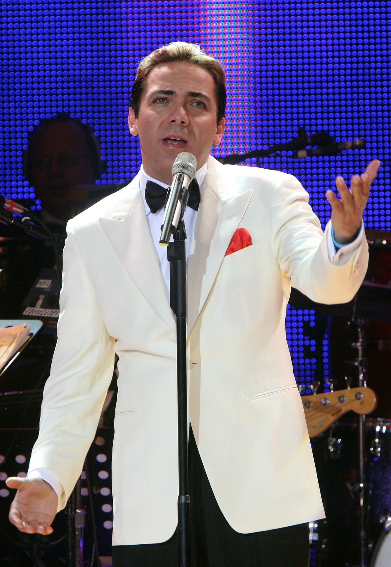 Cristian Castro se presentó para interpretar sus temas 'Amor, amor' y 'Si me dejas ahora'.