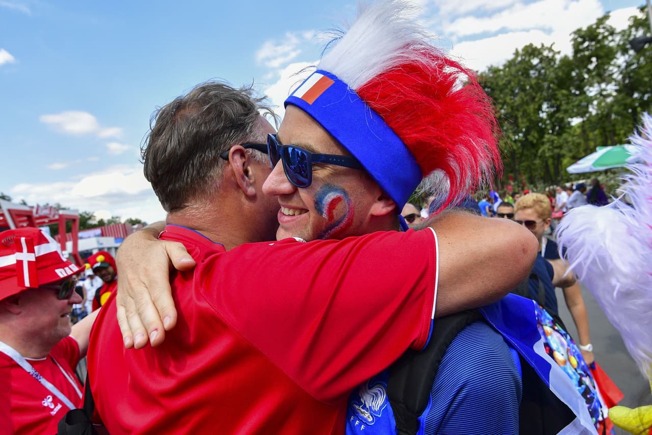 El estadio de Luzhnikí, así como sus cercanías, se colmaron de fanáticos daneses y franceses que pusieron el buen ambiente para vivir una jornada innolvidable del Mundial de Rusia 2018.