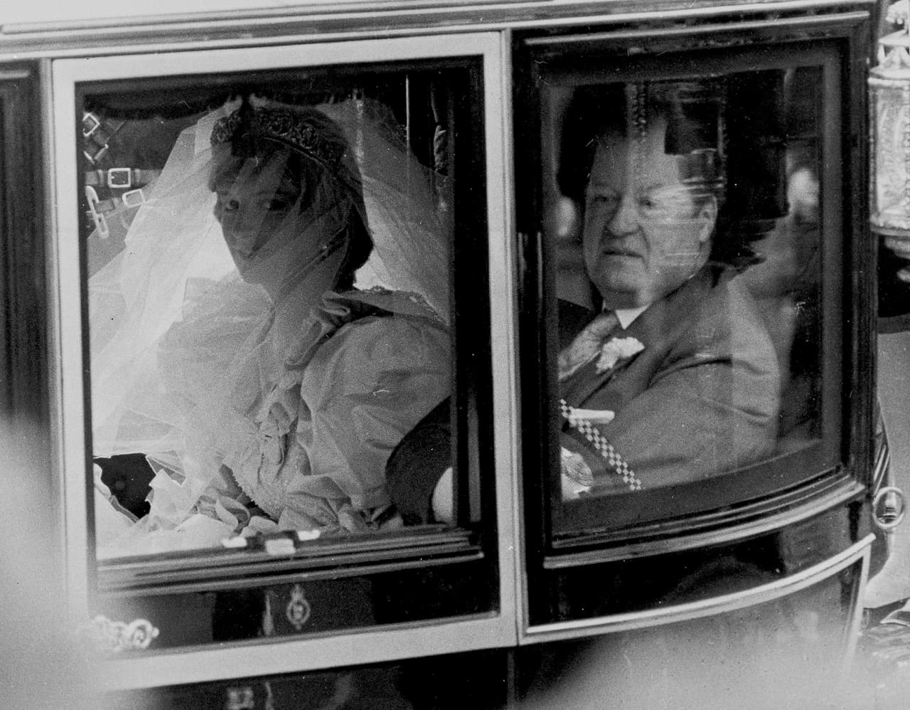 La pareja real se casó el 
<a href="https://www.royal.uk/diana-princess-wales" target="_blank">29 de julio de 1981</a>. Lady 'Di', como se le conocía a la futura princesa de Gales, llegó a bordo de una carroza acompañada por su padre el conde Earl Spencer. La familia real y los Spencer tenían una relación previa al compromiso.