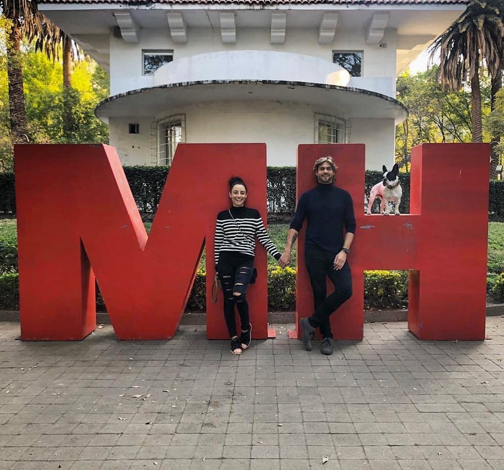 "Me parece terrible y creo que es el momento adecuado para hablar de eso,
<b> ¿qué las mujeres no podemos tener amigos?</b>", preguntó la actriz a los reporteros.