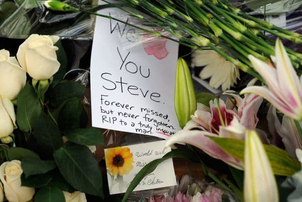 Miles de fanáticos en todo el mundo hicieron de las tiendas Apple un santuario para recordar el legado que dejó el visionario Steve Jobs.