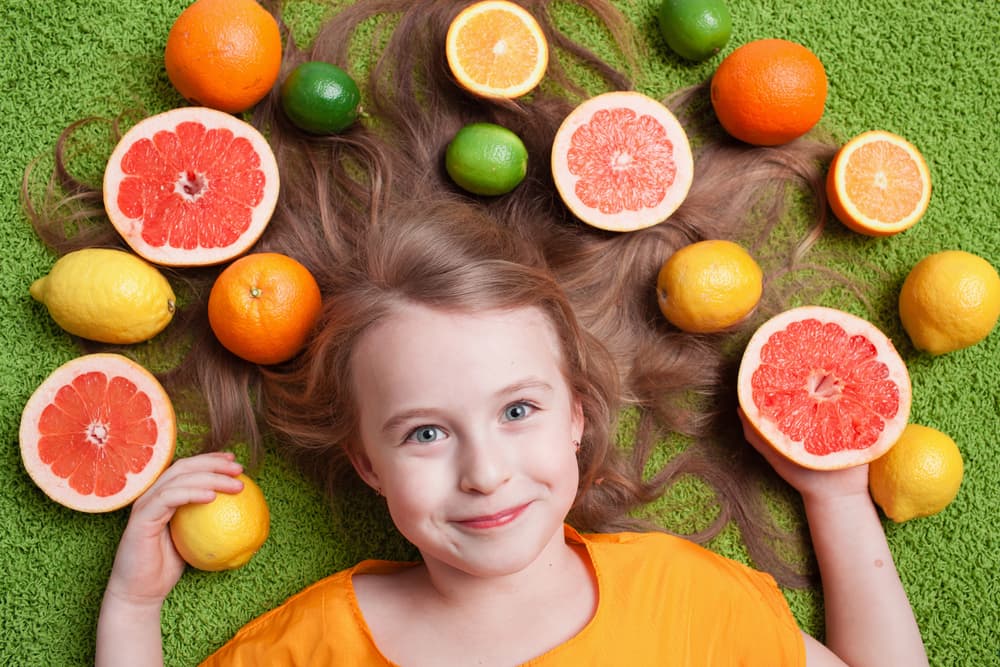 Y para que los resfriados y la enfermedad no los ataquen, protégelos reforzando su sistema inmunológico y con una dotación de vitamina C que puedes encontrar en cítricos, como las naranjas, limones, kiwi y mandarinas, no olvides las fresas, tomates, espinacas o la coliflor.