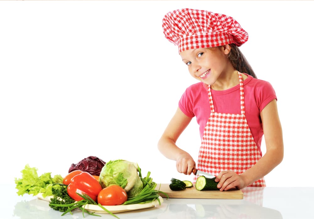 Si quieres que los pequeños de la casa no sufran del aparato digestivo, estimula su actividad intestinal consumiendo fibra, como la cebada, la avena o el arroz integral. Además de las frutas, legumbres y las hortalizas y verduras.