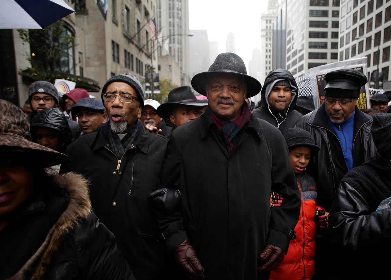 Cientos de personas cambiaron los aparadores por las calles de Chicago para pedir justicia tras el asesinato de Laquan McDonald.