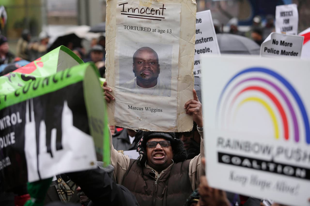 Cientos de personas cambiaron los aparadores por las calles de Chicago para pedir justicia tras el asesinato de Laquan McDonald.