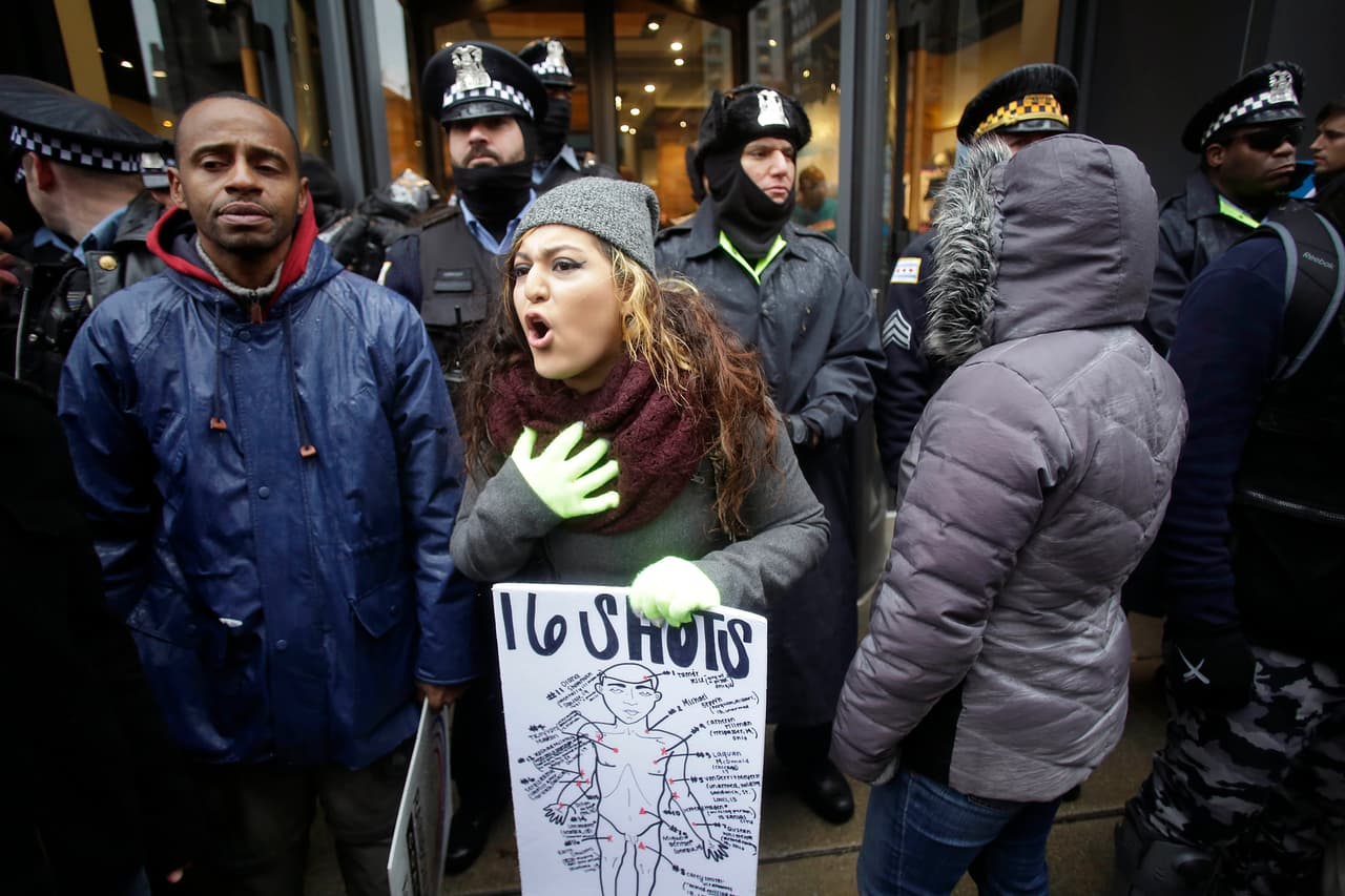 Cientos de personas cambiaron los aparadores por las calles de Chicago para pedir justicia tras el asesinato de Laquan McDonald.