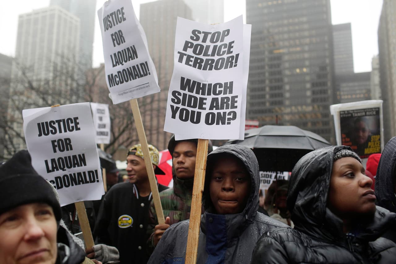 Cientos de personas cambiaron los aparadores por las calles de Chicago para pedir justicia tras el asesinato de Laquan McDonald.