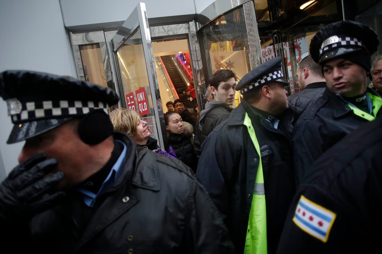 Cientos de personas cambiaron los aparadores por las calles de Chicago para pedir justicia tras el asesinato de Laquan McDonald.